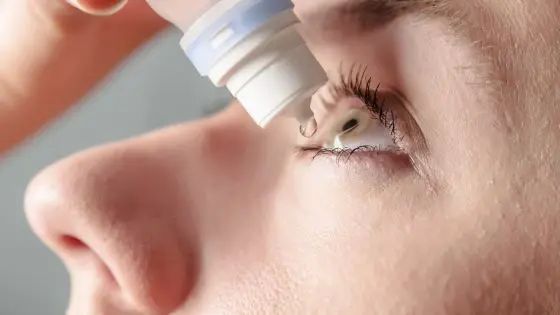 Sindrome dell'Occhio Secco 2 Donna che si somministra del collirio