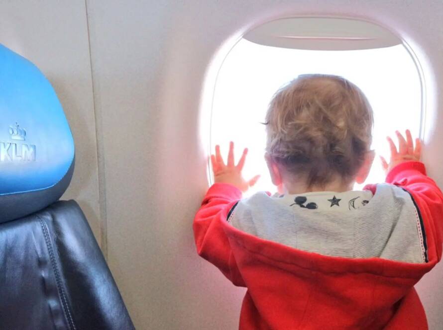 immagine di bambino all'interno di un aeroplano