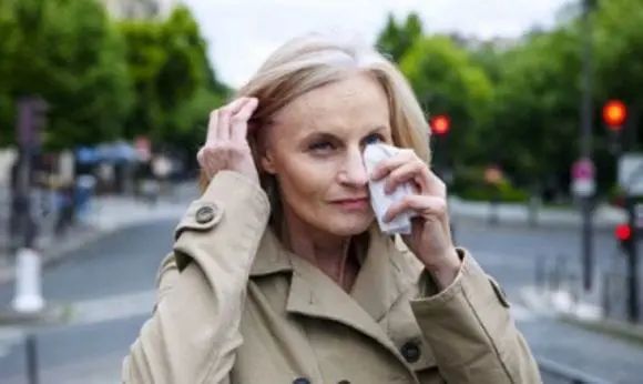 Occhio Secco, Origini e Rimedi 1 Immagine grafica di donna con occhio secco che lacrima