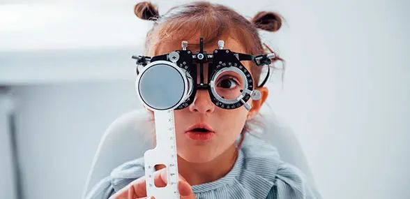 News 16 Immagine decorativa di bambina in uno studio medico