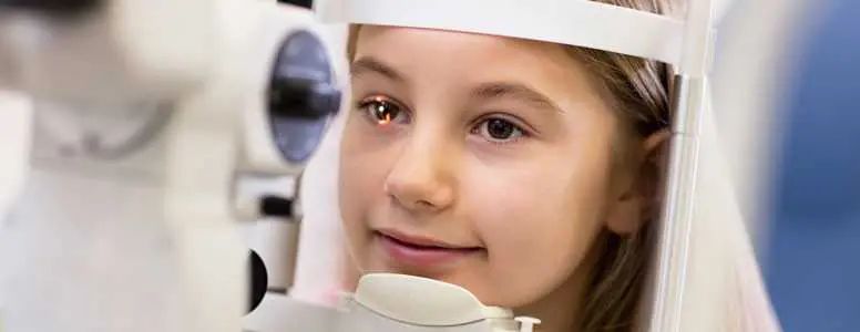 Immagine di una bambina che esegue l'esame del fondo oculare