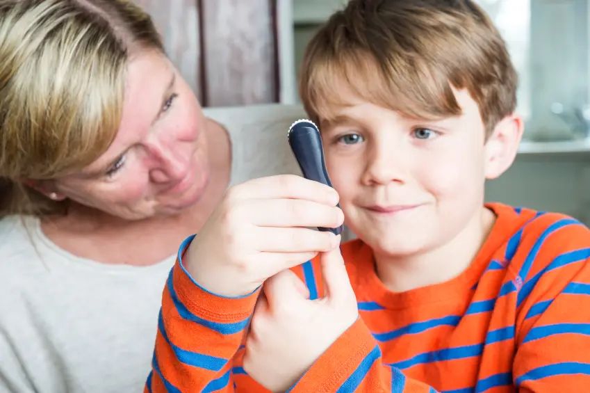 Immagine rappresentativa di bambino che esegue il test per il controllo del diabete