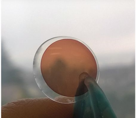 Dettaglio di una lente a contatto con calibrazione